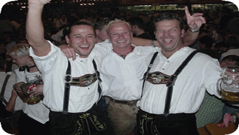 Вот они - настоящие баварцы, в настоящих баварских костюмах, в жилах
которых течёт... настоящее баварское пиво.
