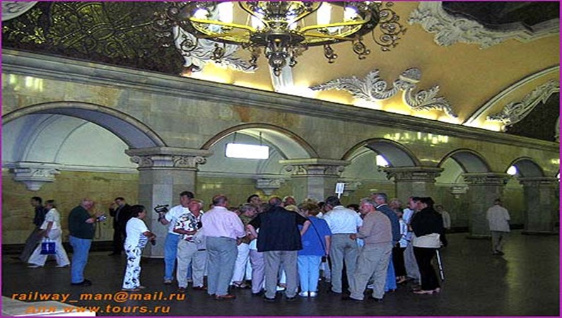 Очередная группа иностранных туристов удивляется красоте московского метро (станция «Комсомольская» Кольцевой линии)