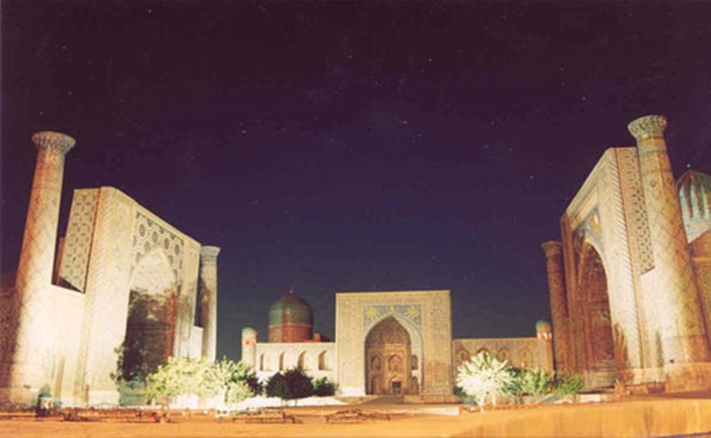 А ночью Регистан еще красивее. Летом он освещен прожекторами.