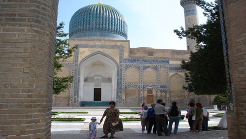 Туристы внутри дворцов Регистана.