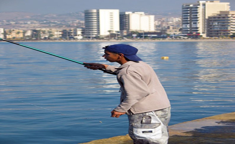 На древней пристани Шато Дель Мар рыбачат местные дети. Рыбачат и очень смущаются, когда их фотографируешь. А в 100 метрах от крепости в рыбной лавке продают свежепойманную рыбу. Ливан маленький - здесь все рядом.