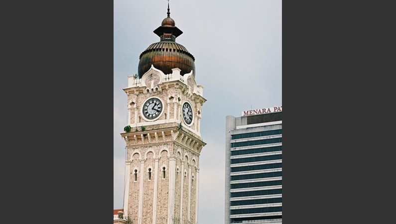 Малайзия, Куала Лумпур. Башня дворца султана Абдул Самада. Колониальный могольский стиль.                 