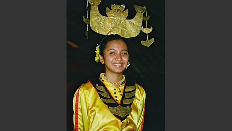 Малайзийское Борнео. Милая девушка народности кадазанов, одного из племен даяков – аборигенов Борнео.  