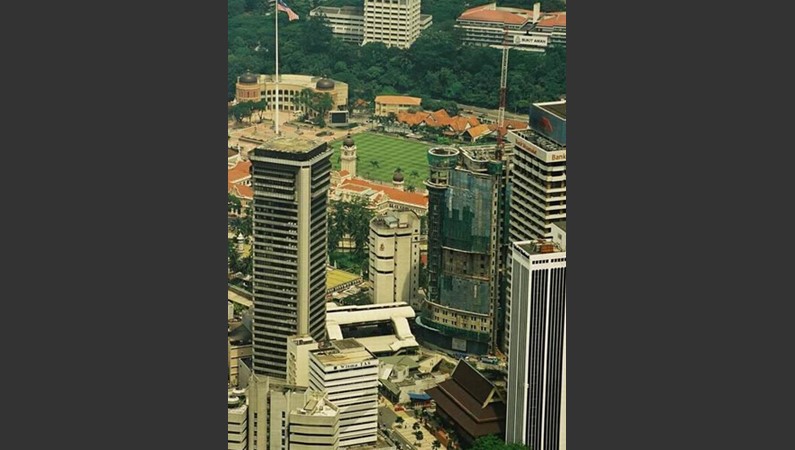 Малайзия. Куала Лумпур. Вид на площадь Мердека (Независимости)   с телевизионной башни (Menara KL)              