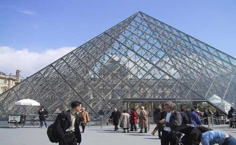 Пирамида в Париже. Она же - вход в Лувр.