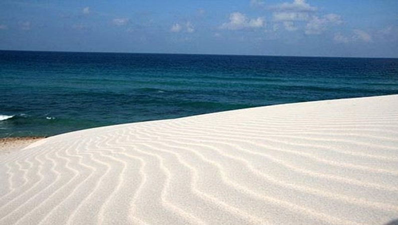 песок и море.
