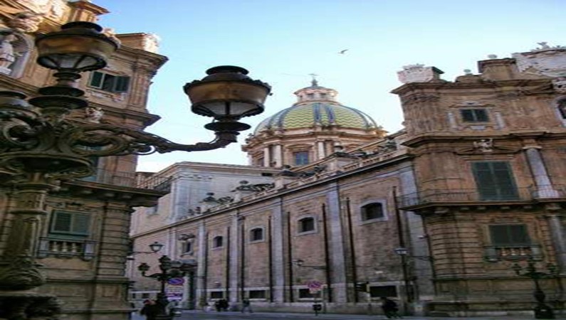 Все тот же перекресток и справа виднеется один из почитаемых храмов в Палермо