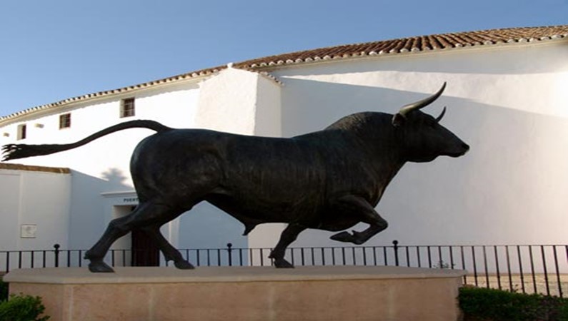 Ронда. Памятник быку у старой арены-музея в городе. 