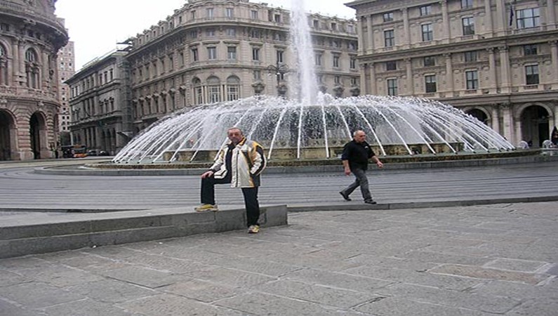 Автор у фонтана. Генуя