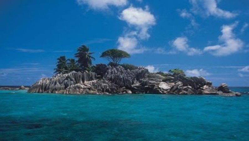 9. Сейшелы - 107 квадратных миль. Группа островов в Индийском океане отделились от Великобритании в 1976 году, и теперь 81 000 жителей Сейшельских островов - независимые граждане своего государства.
<br>фото: Newsland.ru