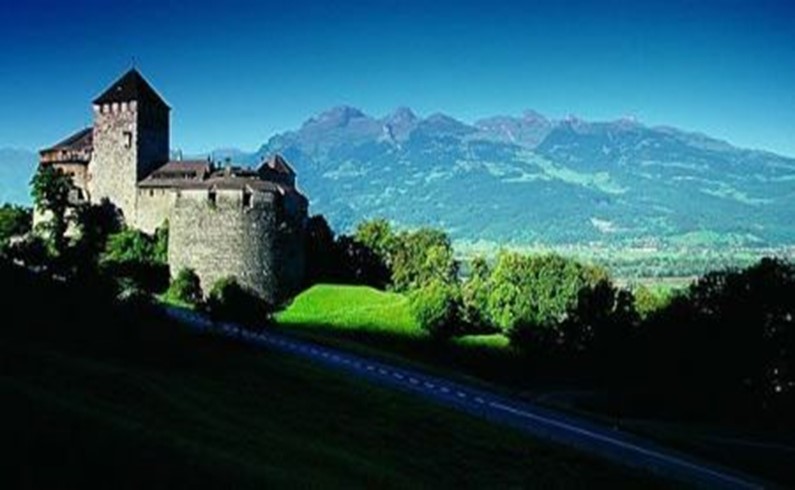 6. Лихтенштейн - 62 квадратныъх мили. Это минигосударство с населением 34 000 человек расположено в Альпах, между Швейцарией и Австрией.<br>фото: Newsland.ru