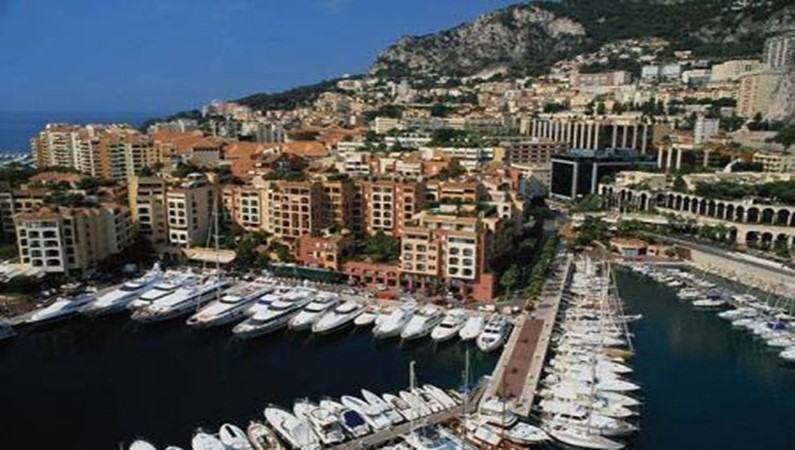 2. Монако - 0,7 квадратных мили. Население - 32 000 человек. Известна по всему миру своими казино в городе Монте Карло. Страна независима с 13 века. Говорят, что без 7 нулей на счету там делать нечего.
<br>фото: Newsland.ru