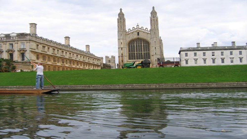 Вид на часовню Королевского колледжа со стороны реки Кем - визитная
карточка Кембриджа.