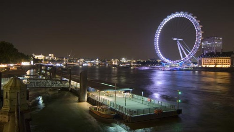 Вид на ночной London-Eye.