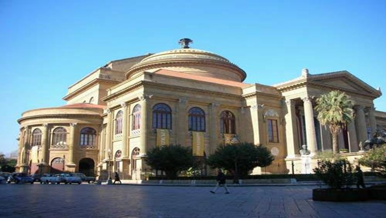 Второй по значимости оперный театр(Teatro Massimo) после La Scala в Италии.