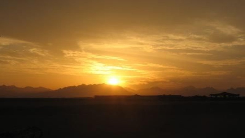 закат солнца в пустыне