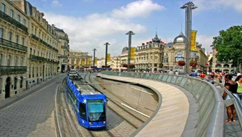 Montpellier , France,Голубой трамвай «Желание»
Город удивляет  футуристическим трамваем «Желание», который привозит к почтенной площади Комедии и высаживает рядом с великолепным зданием Оперы конца XIX века и помпезным кинотеатром!