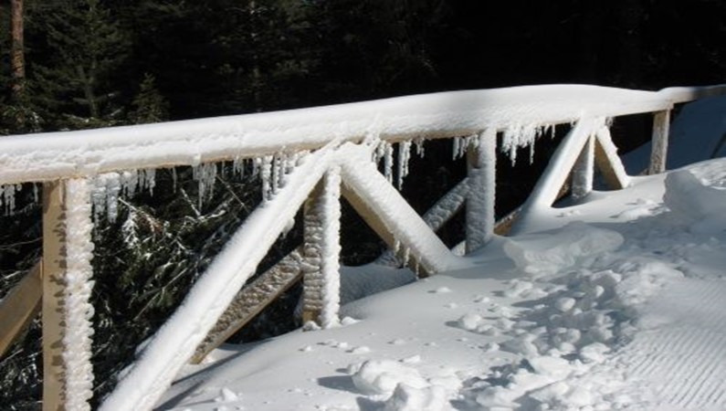 Волшебный мост через замёрзшую речку