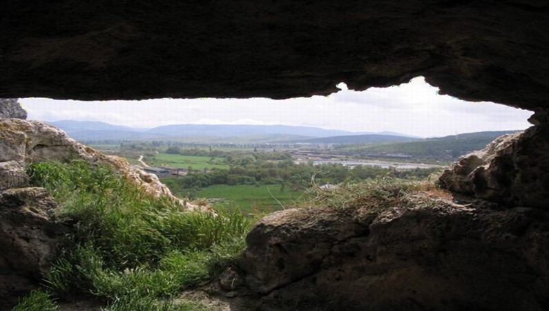 Вид из окон галереи под крепостью Каламита.