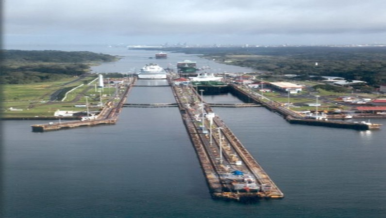 Панамский канал. Корабли входят в шлюз