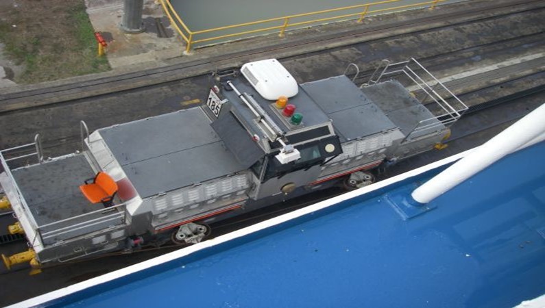 Панамский канал. Расстояние между бортом корабля и стенкой шлюза (машинками)очень мало. Корабль едет на «распорках»