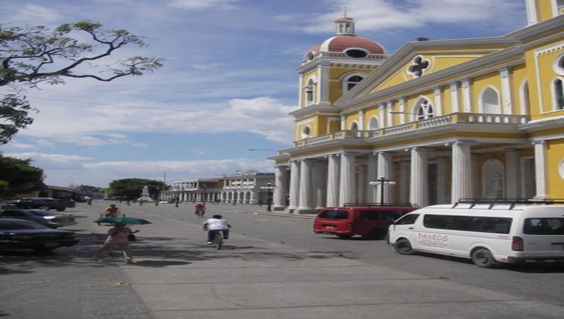 Никарагуа. Гренада. Перед кафедральным собором