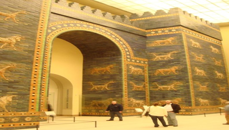 Ворота Иштар из Вавилона. Пергамский музей.