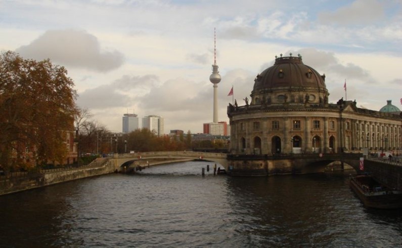 Вид на центр восточного Берлина от Острова музеев.