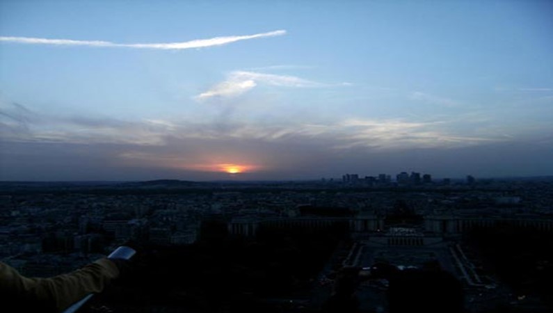 Закат солнца с третьего уровня Эйфелевой башни