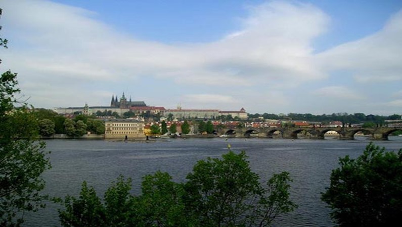 Вид на Карлов мост и Пражский град с набережной у моста Легионов