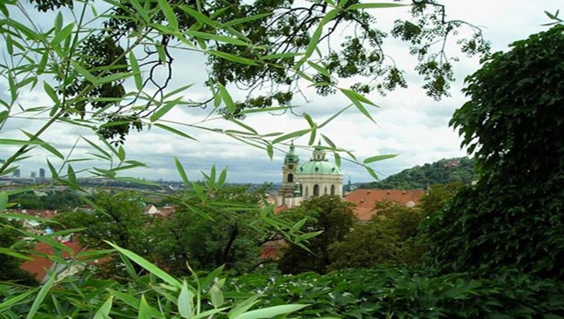 Вид на Малую страну и собор святого Микулаша из сада