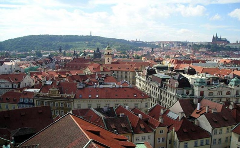 Вид на Петржин, собор святого Вита и пражские крыши со Староместской ратуши