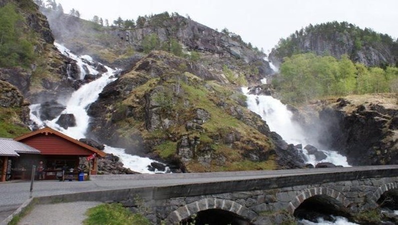 В Норвегии ОЧЕНЬ много водопадов