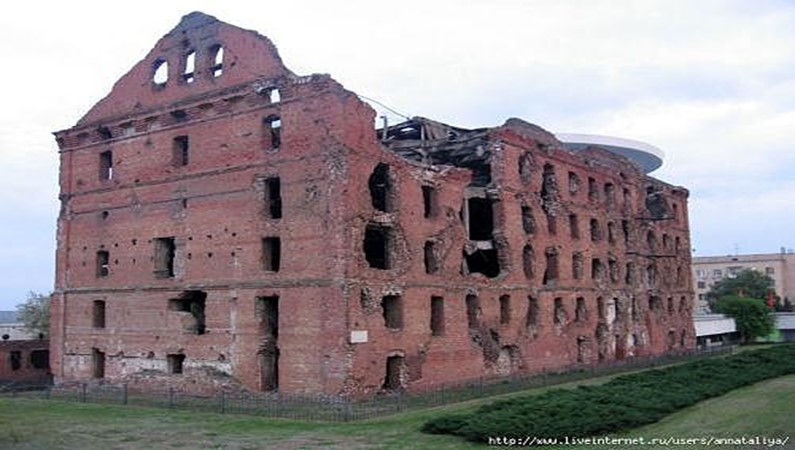 А это бывшая мельница Грудинина. Во время Сталинградской битвы она тоже была узлом обороны. Теперь она считается историческим заповедником и сохранена в том виде, в котором осталась после битвы.
