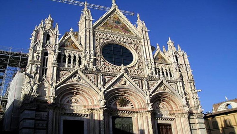 Готический собор Санта-Мария-делла-Скала в Сиене