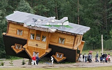 В Польше построили дом вверх ногами