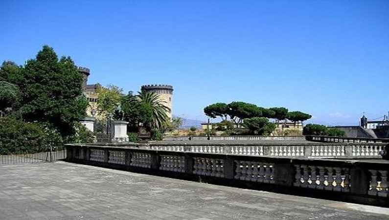 Вокруг королевского дворца в Неаполе