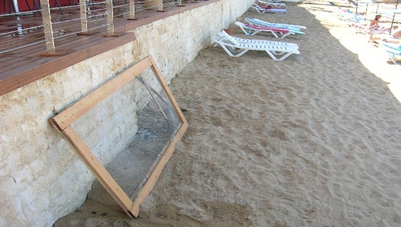 Пляж : строительный мусор