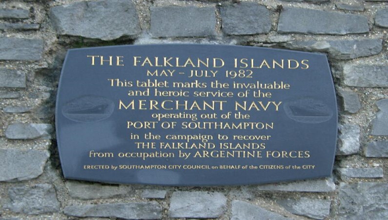 Саутгемптон. Табличка на монументе в память Фолклендской войны.