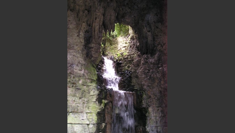 Грот с водопадом, Бют-Шамон