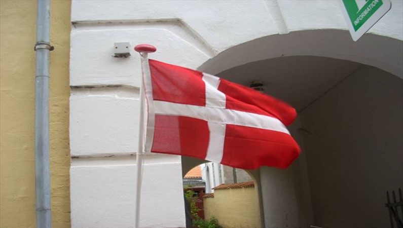 Датчане любят свой флаг.