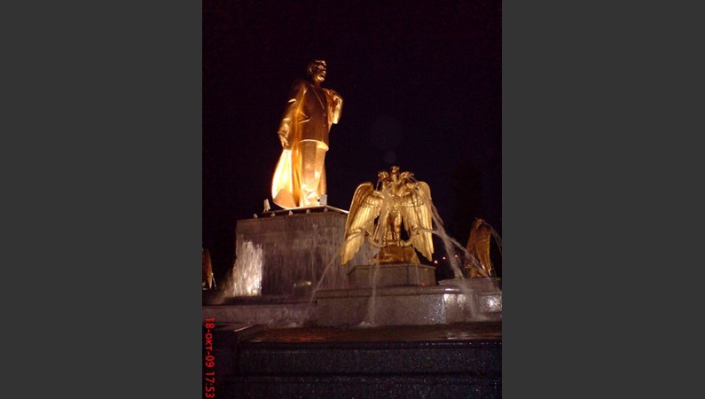 Ашхабад.Памятник первому президенту.