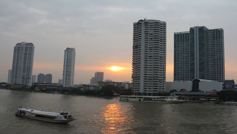 Бангкок. Заат на реке Чаопрайя
