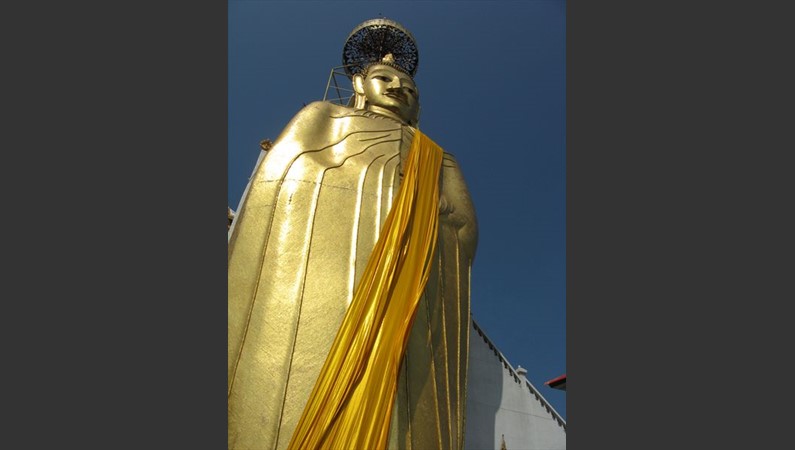 Bangkok. Золотой Будда в храме Wat Inthara Wihan