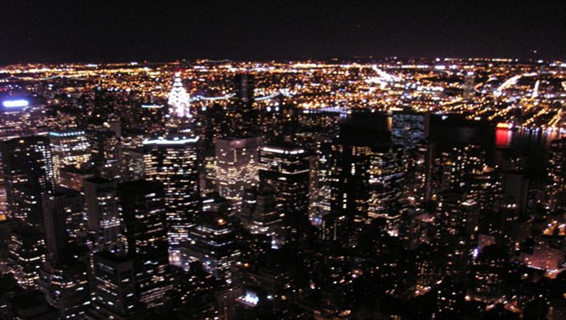 Вид на ночной Нью-Йорк со смотровой площадки Empire State Building