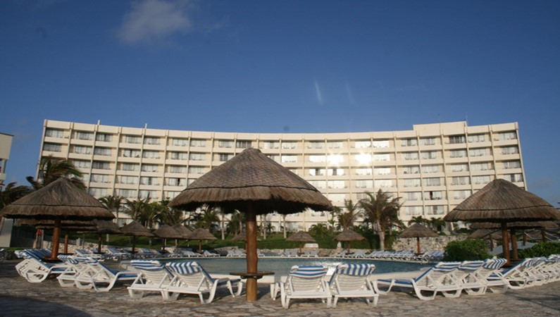 Вид на отель со стороны моря.