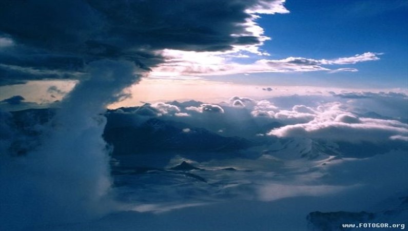 Вид с Восточной вершины Эльбруса на восток. Высота - 5200м  