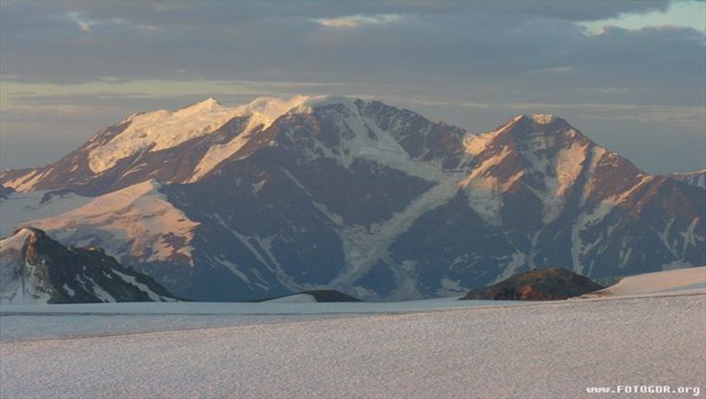 Особенно красиво смотрятся на рассвете вершины Донгуз-Орун-баши («загон для свиней»), 4468м, с ледником «Семерка» и Накра-Тау («неострая», сванетское), 4277м  