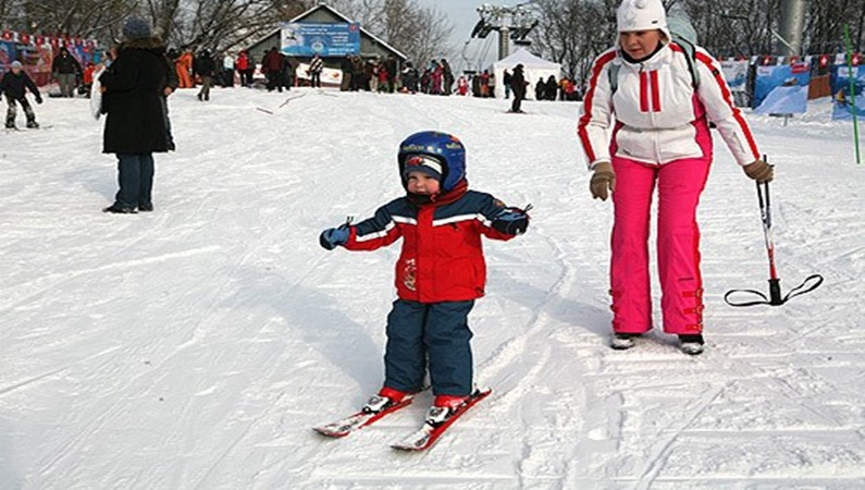 А в это время в Маленькой Швейцарии… Самые маленькие участники праздника смело учились кататься! Чтобы в будущем не раз выиграть здесь лыжи!