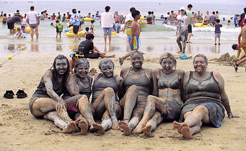 Фестиваль морской грязи в Порёне